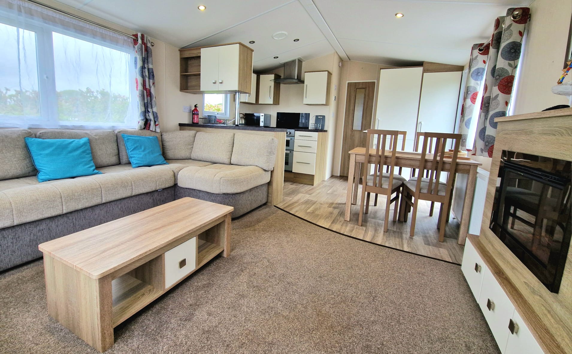 Holiday Rental Caravan No.09 - Pet Friendly image 2